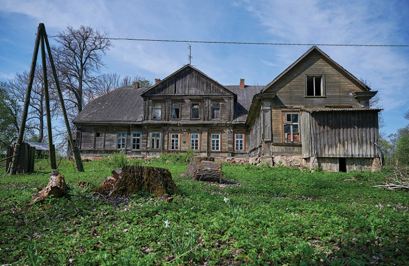 Ālaves muiža ir reģionālas nozīmes valsts kultūras piemineklis. Tās jumts ir caurs, sijas sagāzušās. Padomju laikos te iekārtotie īrnieki atstājuši tik daudz atkritumu, ka aktīvistu biedrība tos vāc joprojām. Foto — Edmunds Brencis