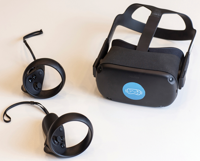 VReach virtuālās brilles un vadības pultis — ar briļļu palīdzību bērns nonāk tieši viņam sagatavotā virtuālajā telpā. Speciālists, kurš vada nodarbību, sava datora ekrānā redz šo telpu un pilnībā kontrolē procesu — pievieno terapijai atbilstošus priekšmetus, ierosina uzdevumus un sarunājas ar bērnu. Foto — Ieva Salmane