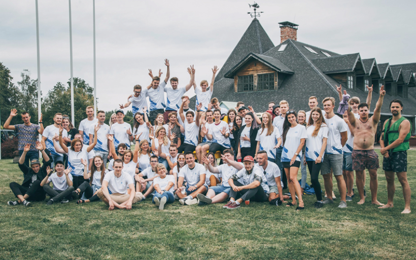 Magebit kolektīvs kādā no komandas saliedēšanas pasākumiem. Foto no uzņēmuma arhīva