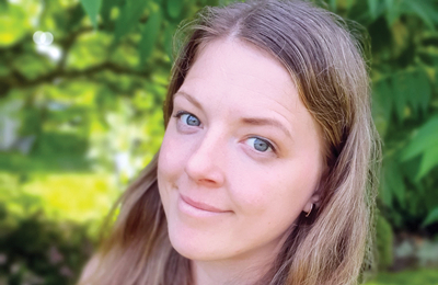 «Latvijā tā ir jauna lieta, pie mums nevar atnākt cilvēks ar 10 gadu pieredzi,» saka komandas RTU Cheer trenere Katrīna Kūma. Šim sportam pievēršas ne tikai vingrotāji, bet arī, piemēram, koristi. «Ar darbu un neatlaidību viss iespējams — ir meitenes, kas pāris gadu laikā kļūst par vienām no manām labākajām «lidotājām».» Foto no privātā arhīva