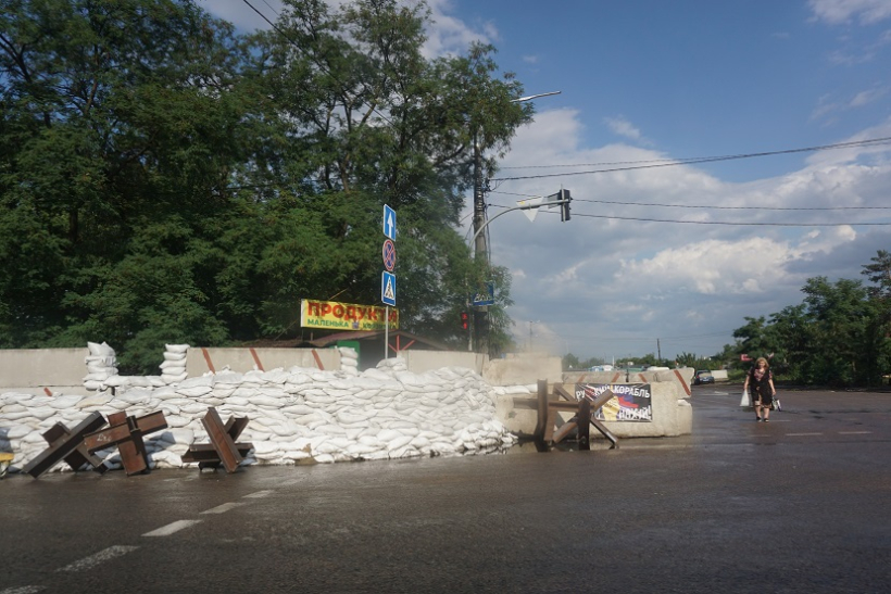 Smilšu maisi ceļa malā un plakāts ar slavenajiem vārdiem par krievu kuģi. Autora foto