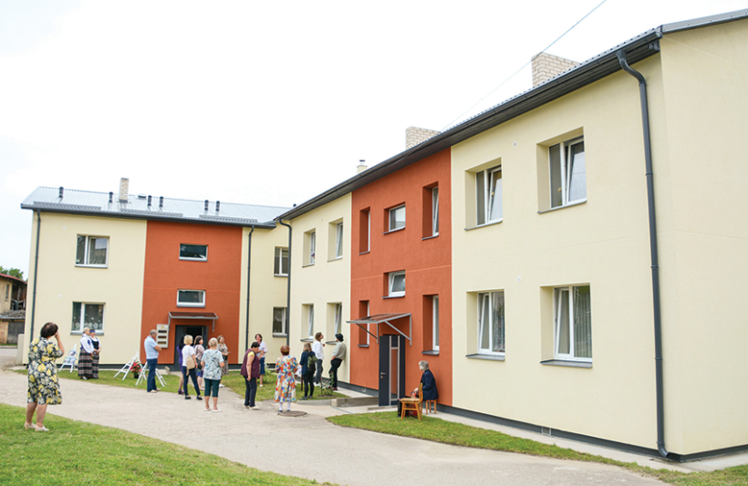 Daudzdzīvokļu nams Valdemārpilī pēc renovācijas. Foto — Kaspars Poriņš