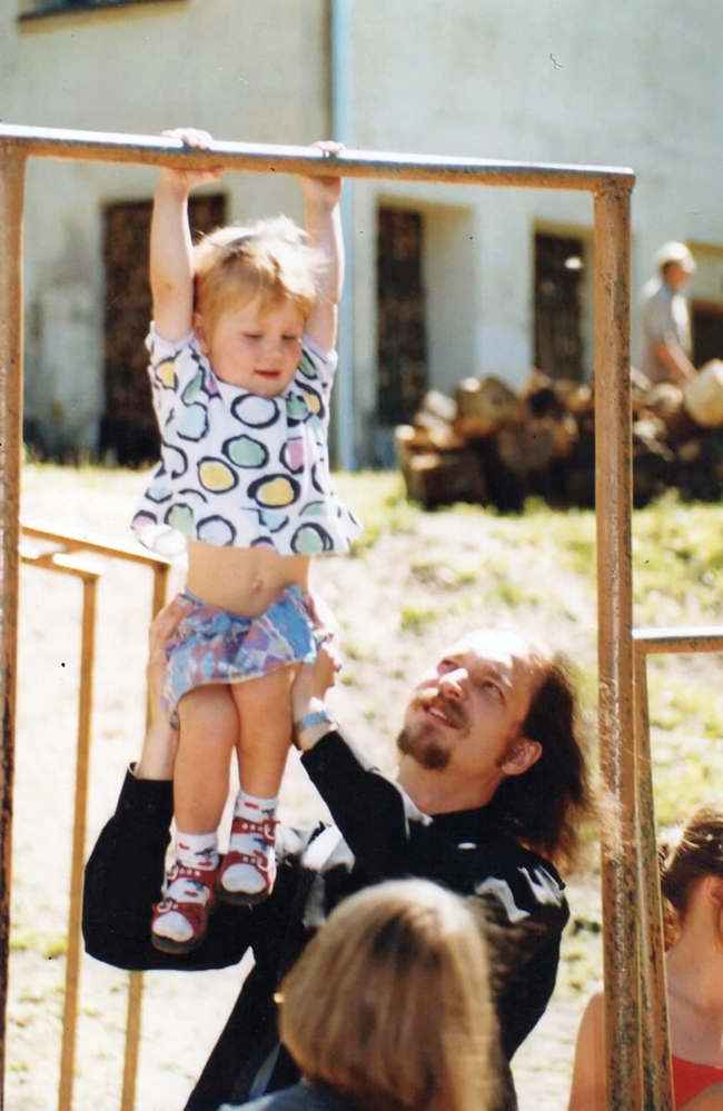 Marija Luīze bērnībā kopā ar tēti Didzi. Foto no personīgā arhīva
