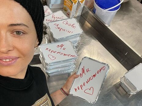 Daša Astafjeva ar maltītēm karavīriem.