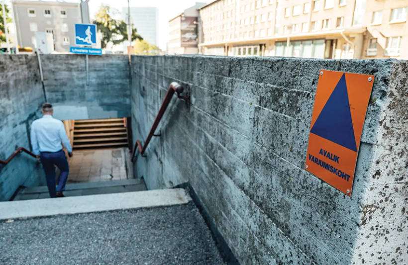 Norāde uz publisku patvertni Tallinā. Igaunijā ir apzinātas, ar identifikācijas zīmēm aprīkotas un interaktīvā kartē iezīmētas 100 publiskas patvertnes un pulcēšanās vietas, to skaitā tuneļi, pazemes autostāvvietas un citas vietas. Foto — Rescue Board
