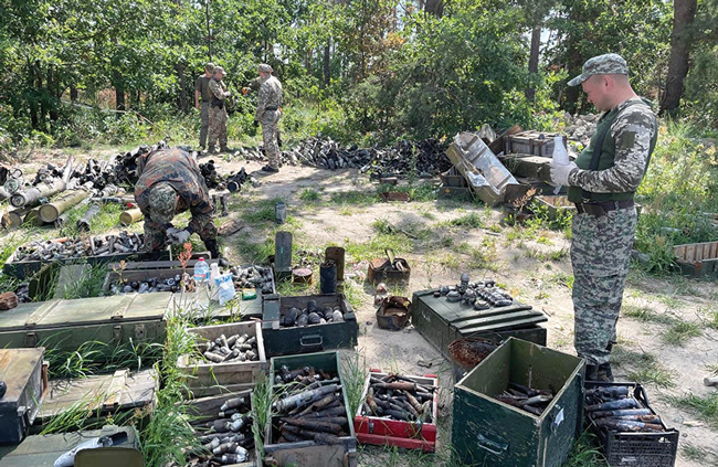Pagājušajā vasarā Hostomeļas lidlauka atmīnēšanas laikā. Foto no personīgā arhīva