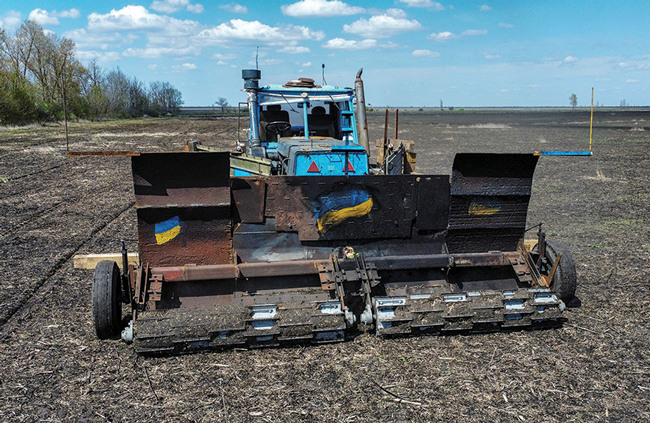 Harkivas apgabala zemnieka Oleksandra Krivcova pašrocīgi sameistarotā atmīnēšanas mašīna — ar bruņām klāts traktors, kas vadāms attālināti. Foto — Scanpix