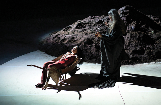 Skats no Ivetas Poles uzvestās performances Malleus Maleficarum. Jaunais līgums Rīgas cirka arēnā. Foto — Sandis Lazda