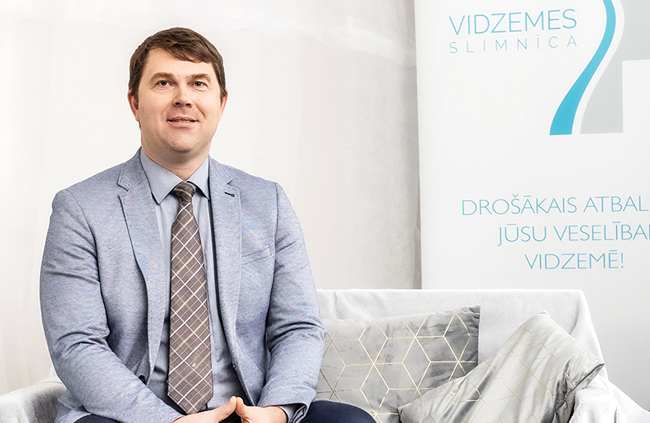 Vidzemes slimnīcas nākotnes plānos ietilpst klientu apkalpošanā ieviest sarunu robotu, kas varētu atbildēt, piemēram, uz pacientu tuvinieku jautājumiem, stāsta SIA Vidzemes slimnīca valdes priekšsēdētājs Uģis Muskovs. Foto no uzņēmuma arhīva