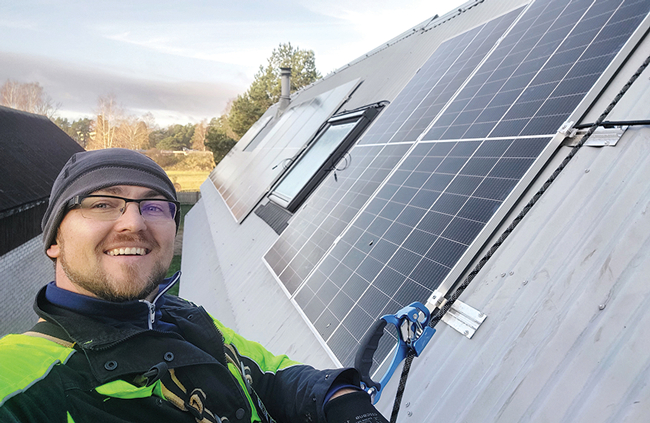 SIA GoGreen īpašnieks Aleksandrs Suzdaļenko zināšanas par nozari papildina arī kursos un izstādēs, tajā skaitā Vācijā notiekošajā InterSolar Europe. Foto no uzņēmuma arhīva