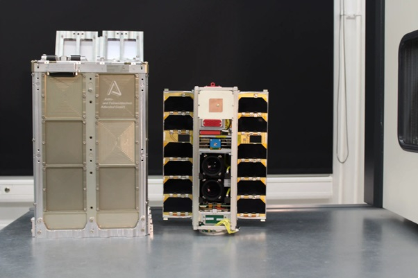 ESTCube-2 blakus kastei, kura izstums satelītu orbītā no Vega nesējraķetes agrā 5. oktobra rītā pēc Latvijas laika. Foto: Kristo Allaje. https://www.estcube.eu/blog/ESTCube--2%27s-journey-into-space 