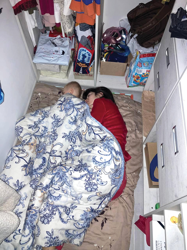 Žurnāla Ir rubrikas Ticot uzvarai autore Darina Rogačuka ar dēlu nakšņo sava dzīvokļa garderobē. Foto no personīgā arhīva