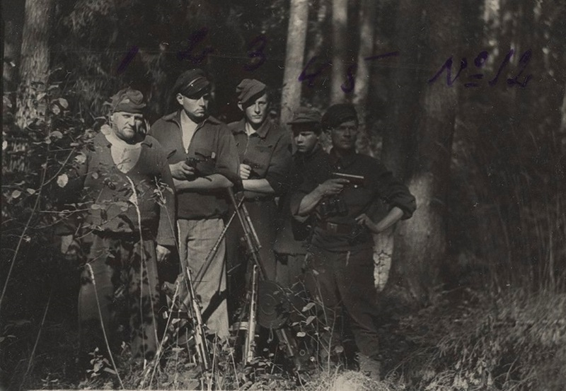 Jāzepa Andžāna mežbrāļu grupa Jelgavas apriņķī 1949. gada vasarā. Foto no LVA