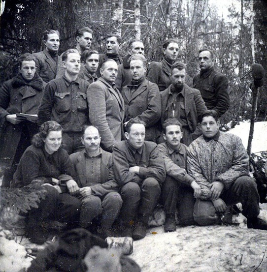 Pētera Čevera grupa pie bunkura Vandzenes pagastā 1949.–1950.g. ziemā. Foto no LVA