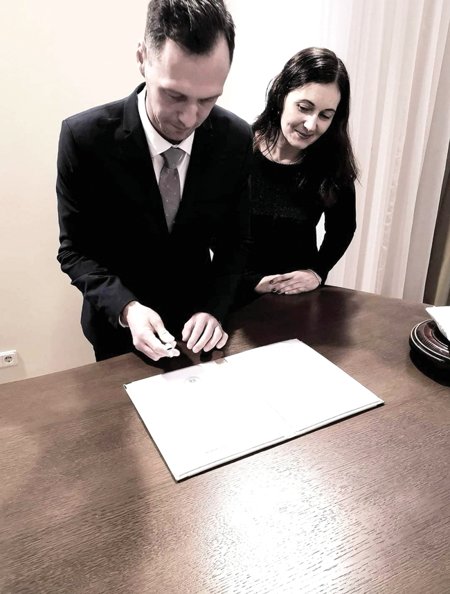 Anda un Andris Ogriņi kāzu dienā 2018. gadā. Foto no Andas Ogriņas personīgā arhīva