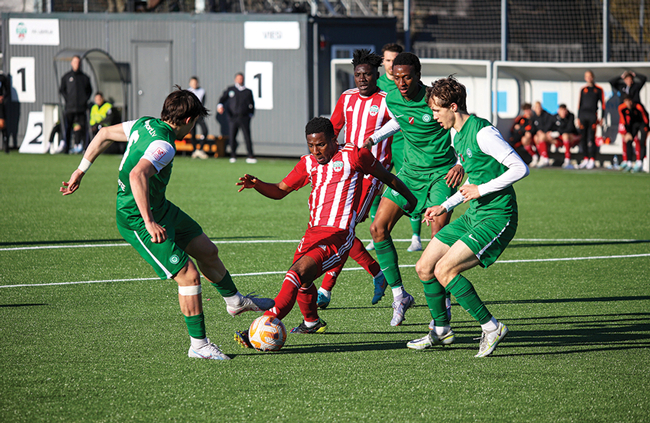 Futbola kluba Liepāja rindās puse spēlētāju ir no Gruzijas, Brazīlijas un Āfrikas valstīm, un tas izraisa plašu fanu neapmierinātību. Profesionāli sportisti atrodas viesstrādnieku populārāko profesiju topa devītajā pozīcijā. Pērn Latvijā darba atļaujas izsniegtas 191 trešvalstniekam