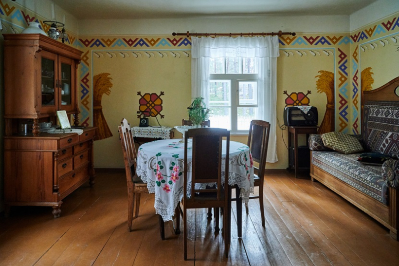 Pagājušā gadsimta 30.gadu jaunsaimnieka dzīvojamās mājas istaba. Foto - Edmunds Brencis