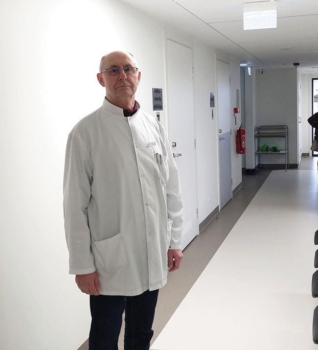 Dobeles slimnīcas vadītājs Leons Zariņš uzskata, ka kvantitāte nav kritērijs, pēc kura vērtēt veselības aprūpes kvalitāti. Privātajās klīnikās taču arī ārsti neveic desmitiem operāciju nedēļā! Foto — Ilze Šķietniece
