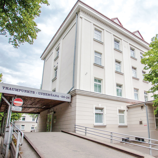 Rīgas 2. slimnīca atrodas vairāk nekā simt gadu senā ēkā. Lai modernizētos, bija iecerēts būvēt jaunu korpusu. Šobrīd projekta virzība apturēta, jo nav skaidrības par slimnīcas nākotni