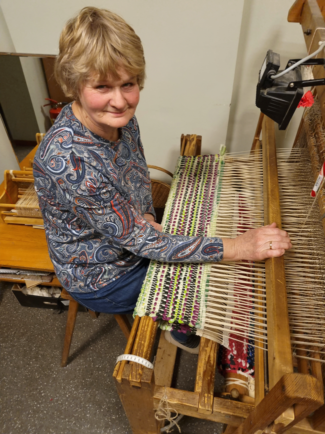 Ināra Sīle savam lupatdeķim saplēsusi izbalējušus aizkarus un padilušu segas pārvalku. «Jo raibāk, jo labāk,» viņa saka. Foto — Ilze Šķietniece