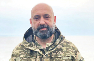 «Tagad, kad izmantojam Rietumu piegādātos ieročus, pret karavīriem aizvien izturamies kā pret aizvietojamām lietām,» sašutumu pauž ukraiņu ģenerālis Serhijs Krivonoss