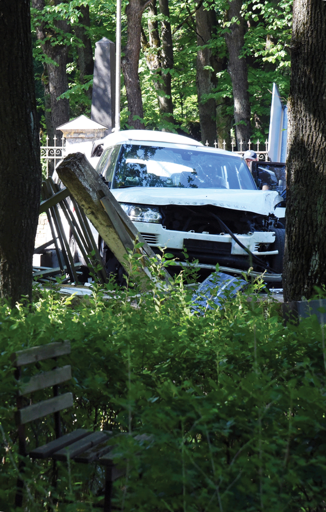 Maksātnespējas administratora Mārtiņa Bunkus sašautā automašīna Mežaparkā 2018. gada maijā. Foto — LETA