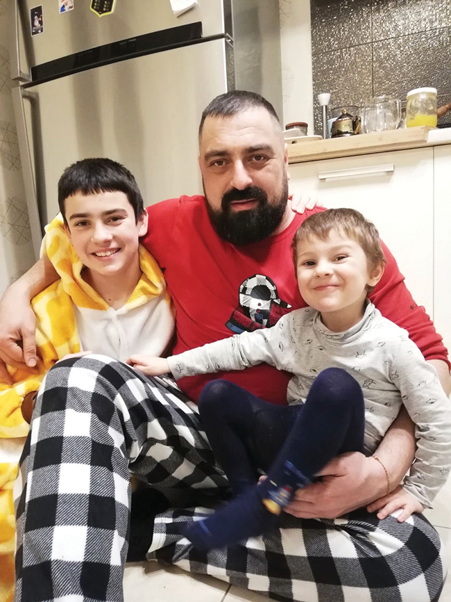 Marijas vīrs Volodimirs ar dēliem Sašu un Dāvidu. Foto no personīgā arhīva