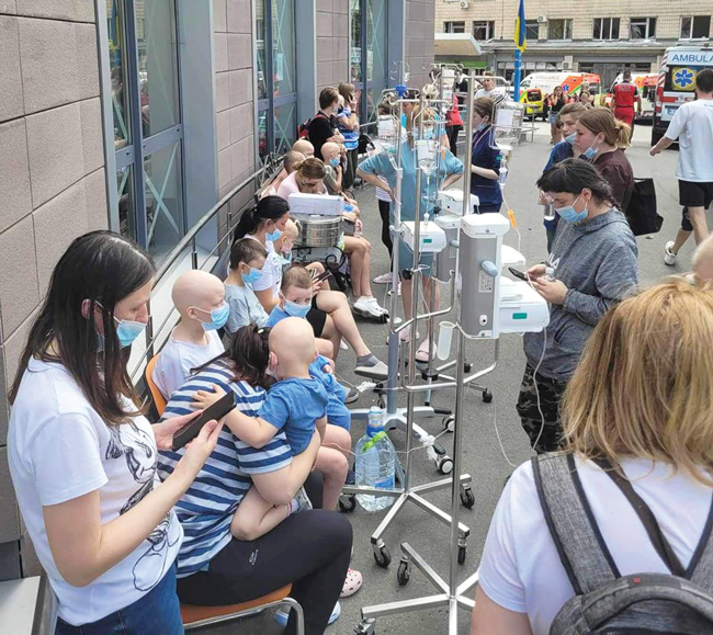 No cietušās slimnīcas evakuētie onkoloģiskie pacienti. Foto — Scanpix