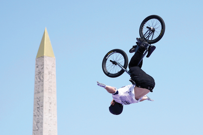 BMX frīstails pie Luksoras obeliska Konkordijas laukumā