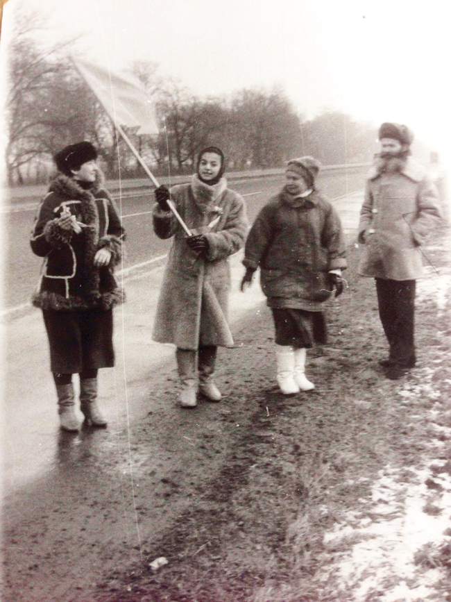 Natalija Ficiča ar mammas pašdarināto zilidzelteno karogu dzīvās ķēdes laikā 1990. gada 22. janvārī. Foto no personīgā arhīva