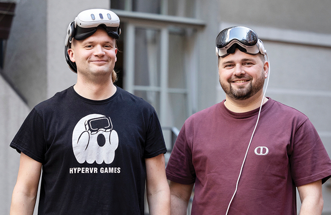 Hyper Reality līdzīpašnieki Guntis Pontags (pa labi) un Ģirts Ķesteris savas spēles izstrādā līdz pēdējai niansei, jo zina — reizēm visvairāk kaitina tieši šķietami sīkumi. Foto — Ieva Salmane