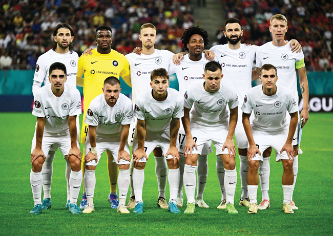 Daudznacionālā futbola kluba RFS komandas sastāvs pirms spēles ar Bukarestes FCSB 26. septembrī Pirmajā rindā no kreisās: gruzīns Laša Odisharija, latvietis Roberts Savaļnieks, soms Adams Marhijevs, latvietis Jānis Ikaunieks un Dmitrijs Zeļeņkovs no Latvijas. Otrajā rindā no kreisās: albānis Herdi Prenga, kamerūnietis Fabriss Ondoa, latvietis Daniels Balodis, kotdivuārietis Sedriks Kuadijo, serbs Stefans Paničs un slovēnis Žiga Lipuščeks. Foto — Scanpix