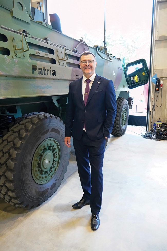 Bruņutransportierus Patria 6x6 komplektējošā somu un latviešu kopuzņēmuma Defence Partnership Latvia valdes priekšsēdētājs Uģis Romanovs: «Ja pašvaldība vēlas, lai uzņēmumi nāktu, jāsaprot, kas tiem vajadzīgs. Viens ir infrastruktūra, otrs — kompetents darbaspēks, trešais — pašvaldības atbalsts.» Pilna cikla Patria komplektēšana notiek Valmierā, līdz šim bruņotajiem spēkiem nodots vairāk nekā 100 tehnikas vienību