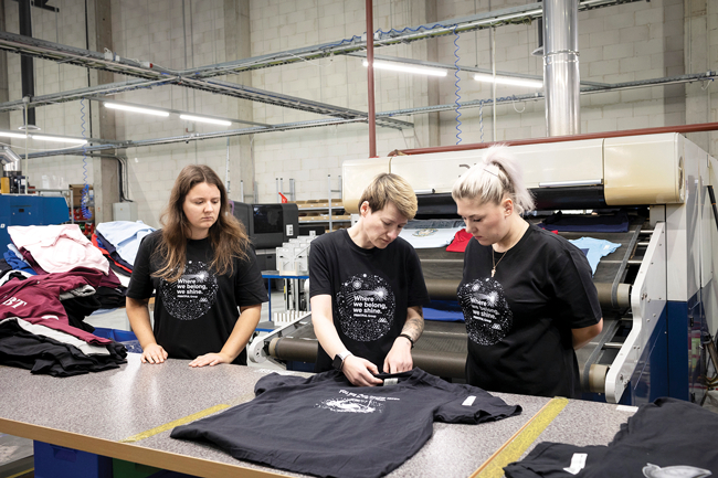 Printful lielākā ražotne Eiropā atrodas netālu no lidostas Rīga. Foto — Ieva Salmane
