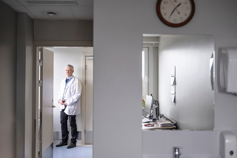 Austrumu slimnīcas Traumatoloģijas un ortopēdijas klīnikas vadītājs Andris Vikmanis. Ukraiņu karavīri viņu ir iesaukuši par Zelta rokām