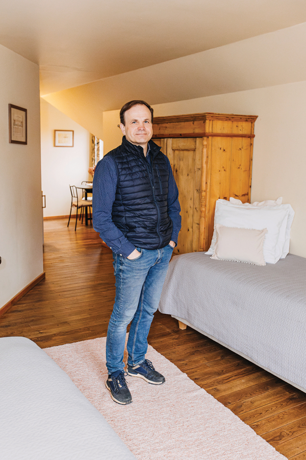 «Ar muižu ārvalstu tūristus pārsteigt nevar — tādu Eiropā ir daudz. Viņus vairāk interesē stāsts,» novērojis Kārļamuižas saimnieks Jānis Stepiņš
