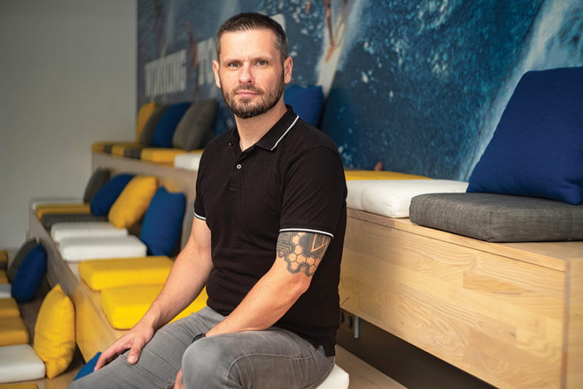 Mākslīgā intelekta Latvijas asociācijas vadītājs Arvils Kupris: «Pirms dažiem gadiem tirgot mākslīgā intelekta sistēmas bija līdzīgi kā pārdot datorus astoņdesmitajos. Visi saprot, ka vajag, bet — kurš būs pirmais? Masa vienmēr skatās uz labajiem piemēriem»