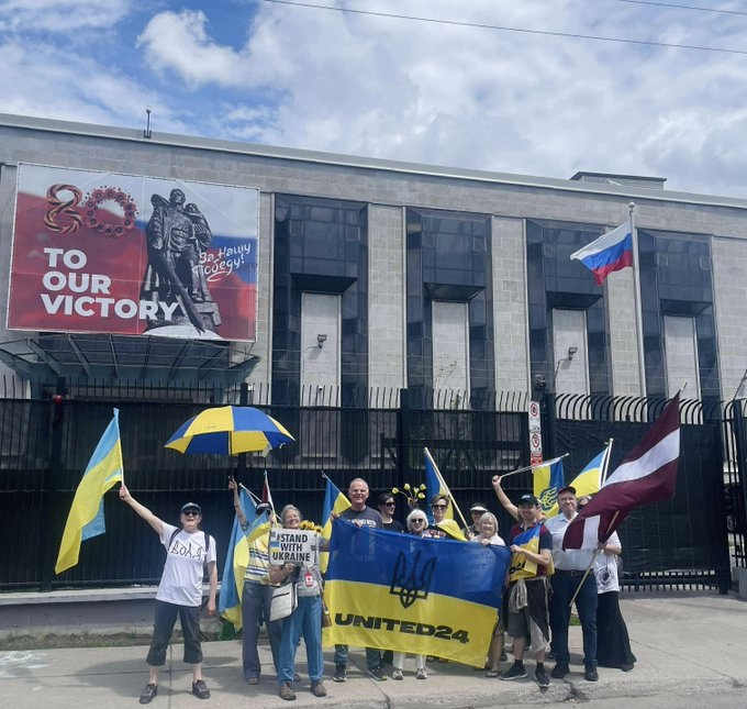 Protestētāji pie Krievijas vēstniecības. Autora foto