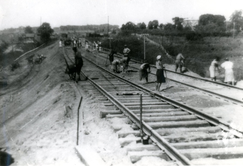 Dzelzceļa sliežu atjaunošana pēc Otrā pasaules kara. Foto - Lietuvas Dzelzceļa muzejs