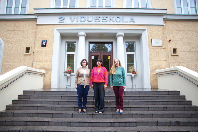 Ventspils 2. vidusskolas vadības komanda: direktore Sintija Birziņa (vidū) un viņas vietnieces Linda Sokolovska (pa labi) un Alla Kitajeva, kura vada arī Ventspils Pedagogu atbalsta dienestu