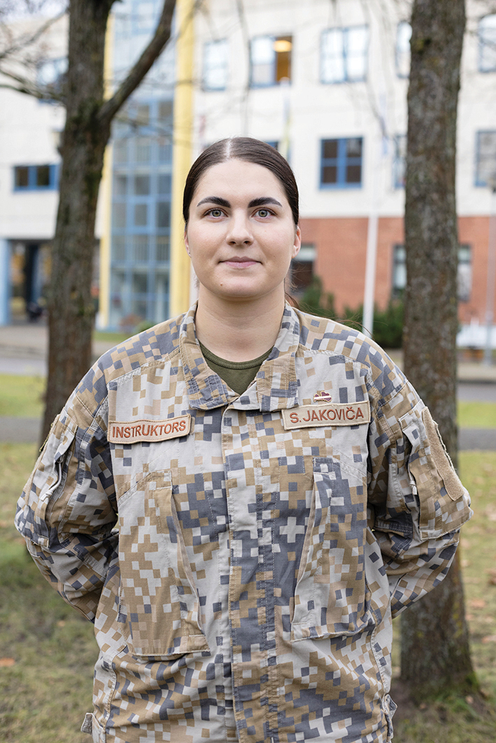 «Misijas sajūta,» par valsts aizsardzības mācīšanu jauniešiem skolās un darbu Jaunsardzē saka instruktore Sindija Jakoviča