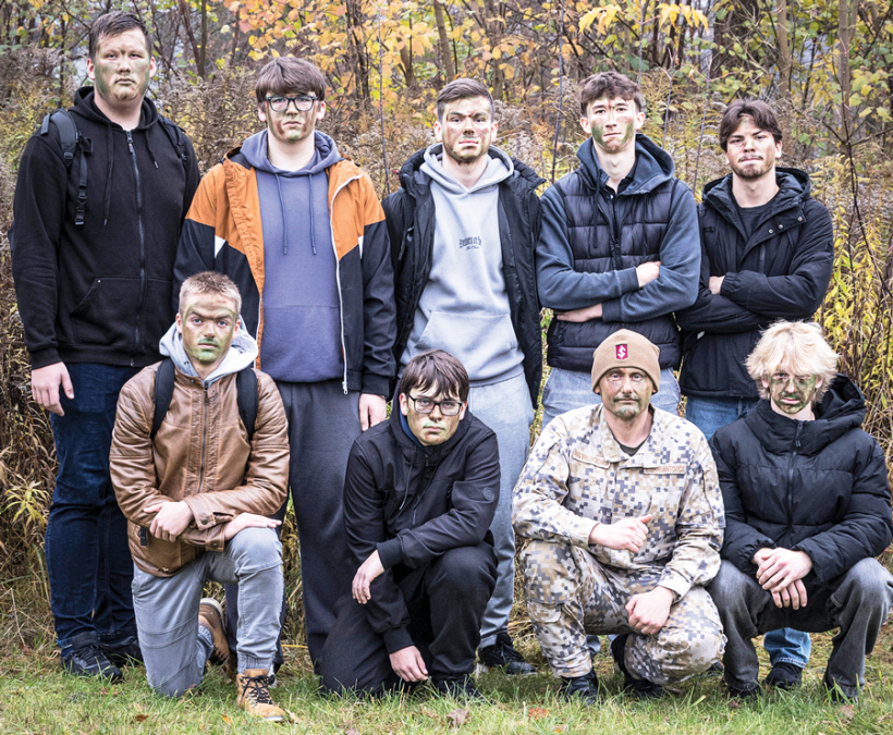 Jelgavas tehnikuma audzēkņi lauka kaujas iemaņu apguves laikā