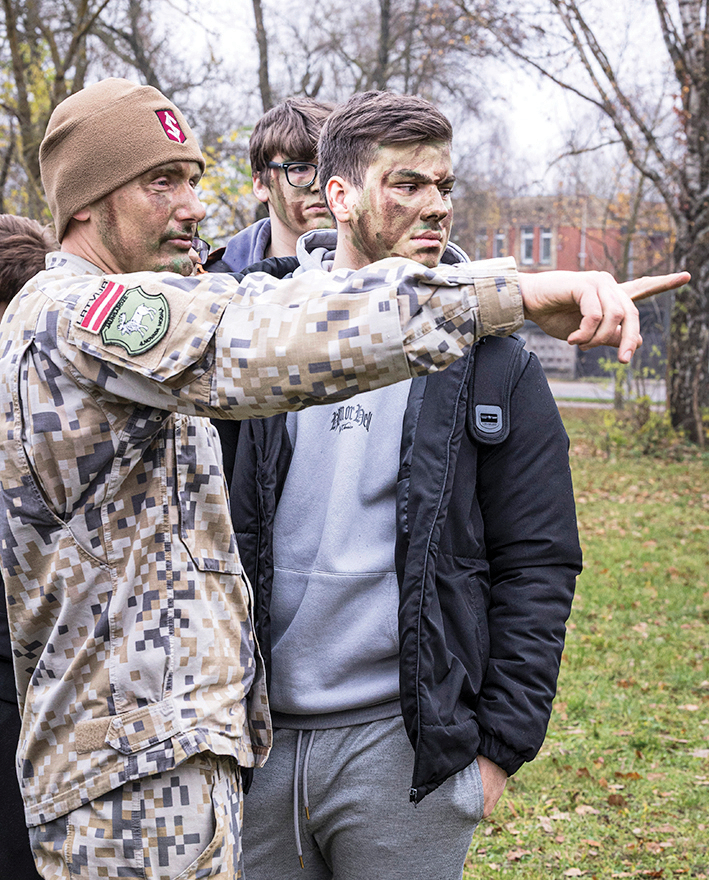 Instruktors Edgars Sarbantovičs pēc maskēšanās iemaņu apguves dod nākamo uzdevumu — apvidū atrast militārus priekšmetus
