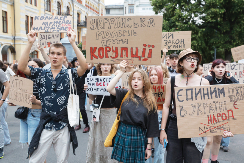 «Ukrainas jaunieši pret korupciju» — viens no plakātiem protestā Kijivā 25. jūlijā, kad daudzi cilvēki nosodīja parlamenta lēmumu ierobežot pretkorupcijas iestāžu neatkarību