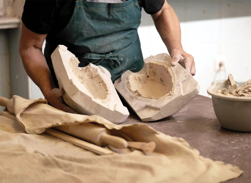 Urnas sastāv tikai no organiskiem komponentiem, tās galvenā sastāvdaļa ir māls. Katra urna ir unikāls roku darbs. Foto no uzņēmuma arhīva