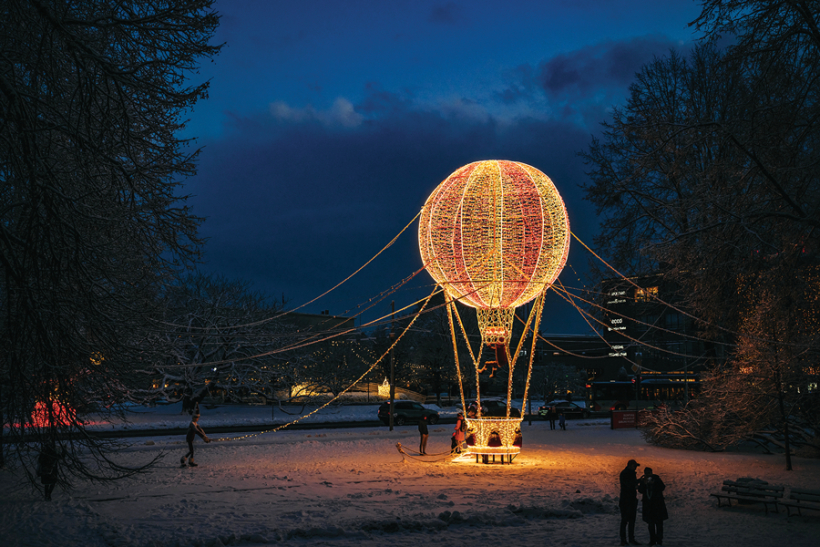 Dekorācijās izmantotās gaismas virtenes ir ūdensizturīgas, piemērotas agresīviem laikapstākļiem