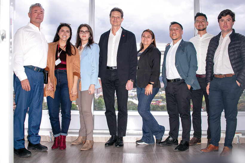 SAF Tehnika viceprezidents un uzņēmuma ASV filiāles vadītājs Jānis Bergs (ceturtais no kreisās) kopā ar SAF LatAm komandu. Foto no uzņēmuma arhīva