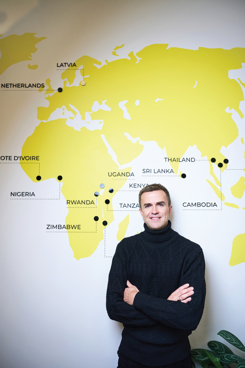 Uzņēmums L. J. Linen, kura valdes priekšsēdētājs ir Jānis Kuļikovskis, pirms dažiem mēnešiem no Pasaules Bankas saņēma deviņu miljonu ASV dolāru politisko un finanšu risku apdrošināšanas garantiju investīciju projekta īstenošanai Kenijā. Taču dzīvnieku barības sastāvdaļas viņi tirgo daudzviet pasaulē