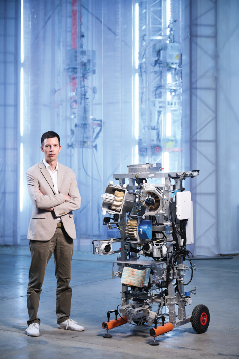 Aerones roboti paredzēti dažādu specifisku apkopes darbu veikšanai. Taču viens no galvenajiem uzdevumiem ir vēja turbīnu lāpstiņu uzturēšana kārtībā. Attēlā: uzņēmuma līdzdibinātājs un tehniskais direktors Jānis Putrāms