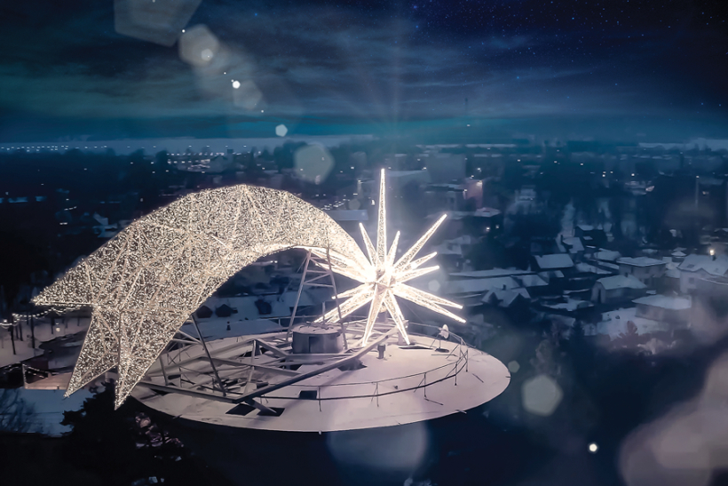 Betlēmes zvaigzne, kas mirdz Ogrē, par klinšu kāpšanas sienu pārveidotā ūdenstorņa virsotnē, ir December Design līdz šim lielākā vienlaidus dekorācija. Foto no uzņēmuma arhīva